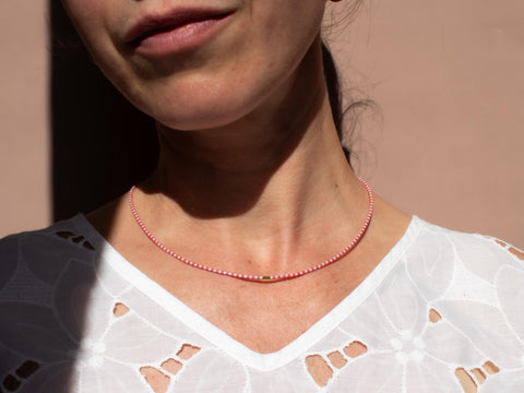Halskette mit rot lila Acrylperlen und 18k vergoldeter Zwischenperle – Minimalistisch Perlenschmuck, Handmade von eilenna