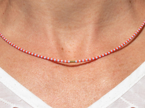 Halskette mit rot lila Acrylperlen und 18k vergoldeter Zwischenperle – Minimalistisch Perlenschmuck, Handmade von eilenna