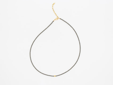Halskette mit schwarz weißen Acrylperlen und 18k vergoldeter Zwischenperle – Minimalistisch Perlenschmuck, Handmade von eilenna