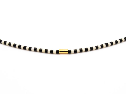 Halskette mit schwarz weißen Acrylperlen und 18k vergoldeter Zwischenperle – Minimalistisch Perlenschmuck, Handmade von eilenna