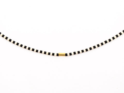 Halskette mit schwarz weißen Acrylperlen und 18k vergoldeter Zwischenperle – Minimalistisch Perlenschmuck, Handmade von eilenna