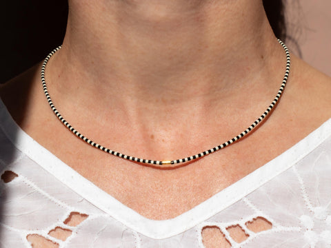 Halskette mit schwarz weißen Acrylperlen und 18k vergoldeter Zwischenperle – Minimalistisch Perlenschmuck, Handmade von eilenna