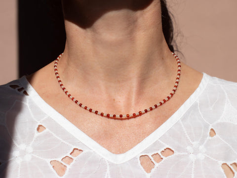 Halskette mit rotem Achat Acrylperlen und 18k Verschlüssen – Minimalistisch Perlenschmuck, Handmade von eilenna