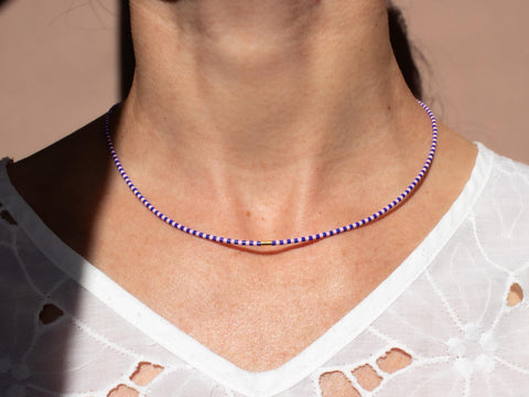 Halskette mit rosa blau Acrylperlen und 18k vergoldeter Zwischenperle – Minimalistisch Perlenschmuck, Handmade von eilenna