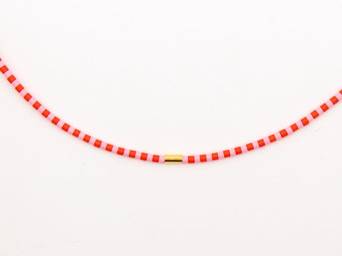 Halskette mit rosa rot Acrylperlen und 18k vergoldeter Zwischenperle – Minimalistisch Perlenschmuck, Handmade von eilenna