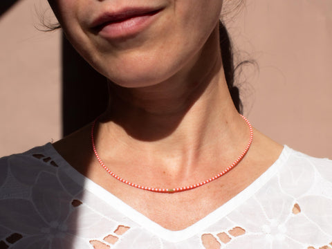 Halskette mit rosa rot Acrylperlen und 18k vergoldeter Zwischenperle – Minimalistisch Perlenschmuck, Handmade von eilenna