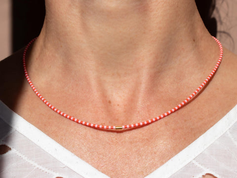 Halskette mit rosa rot Acrylperlen und 18k vergoldeter Zwischenperle – Minimalistisch Perlenschmuck, Handmade von eilenna