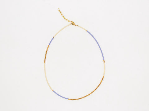 Halskette mit lila cremeweiß Acrylperlen und 18k vergoldeten Perlen – Minimalistisch Perlenschmuck, Handmade von eilenna