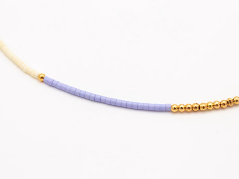 Halskette mit lila cremeweiß Acrylperlen und 18k vergoldeten Perlen – Minimalistisch Perlenschmuck, Handmade von eilenna