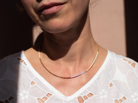 Halskette mit lila cremeweiß Acrylperlen und 18k vergoldeten Perlen – Minimalistisch Perlenschmuck, Handmade von eilenna