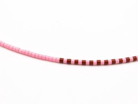 Halskette mit rosa cremeweiß braunen Acrylperlen und 18k vergoldeten Perlen – Minimalistisch Perlenschmuck, Handmade von eilenna