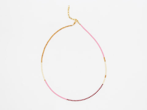 Halskette mit rosa cremeweiß braunen Acrylperlen und 18k vergoldeten Perlen – Minimalistisch Perlenschmuck, Handmade von eilenna