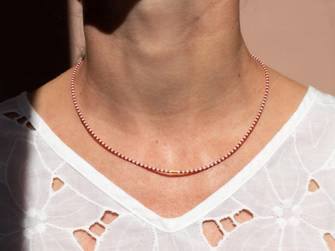 Halskette mit rosa braun Acrylperlen und 18k vergoldeter Zwischenperle – Minimalistisch Perlenschmuck, Handmade von eilenna