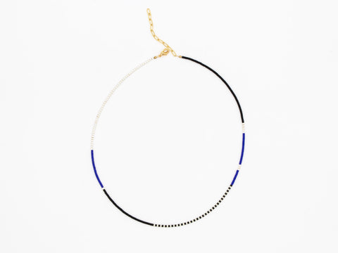 Halskette mit blau cremeweiß schwarzen Acrylperlen und 18k vergoldeten Perlen – Minimalistisch Perlenschmuck, Handmade von eilenna