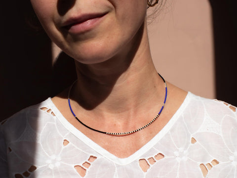 Halskette mit blau cremeweiß schwarzen Acrylperlen und 18k vergoldeten Perlen – Minimalistisch Perlenschmuck, Handmade von eilenna