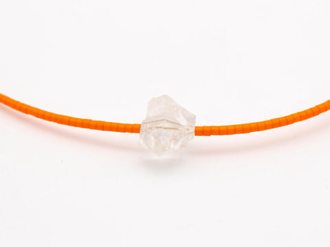 Halskette mit Bergkristall Rohstein und orangen Acrylperlen – Minimalistisch Perlenschmuck, Handmade von eilenna