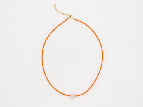 Halskette mit Bergkristall Rohstein und orangen Acrylperlen – Minimalistisch Perlenschmuck, Handmade von eilenna
