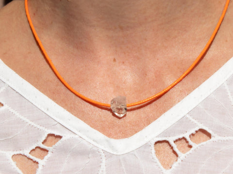 Halskette mit Bergkristall Rohstein und orangen Acrylperlen – Minimalistisch Perlenschmuck, Handmade von eilenna