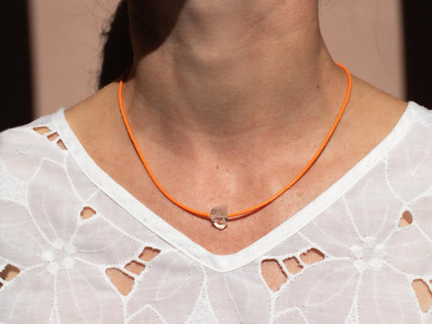 Halskette mit Bergkristall Rohstein und orangen Acrylperlen – Minimalistisch Perlenschmuck, Handmade von eilenna