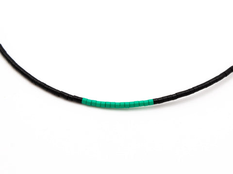 Halskette mit schwarz mintgrün Acrylperlen – Minimalistisch Perlenschmuck, Handmade von eilenna