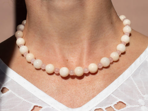 Halskette aus Rosenquarz Naturstein Perlen und Chalcedon mit 18K vergoldetem Verschluss Halsschmuck für Damen, Handmade von eilenna