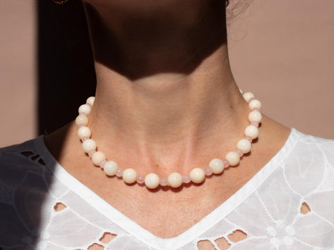 Halskette Rosenquarz & Chalcedon, Pastell Perlenkette Damen, Weiß Rosa Edelsteinschmuck 18K Gold Verschluss, Handmade von eilenna