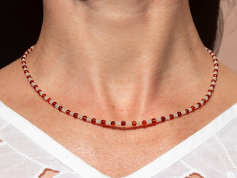 Halskette mit rotem Achat Acrylperlen und 18k Verschlüssen – Minimalistisch Perlenschmuck, Handmade von eilenna