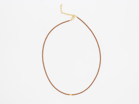 Halskette mit grau orange Acrylperlen und 18k vergoldeter Zwischenperle – Minimalistisch Perlenschmuck, Handmade von eilenna