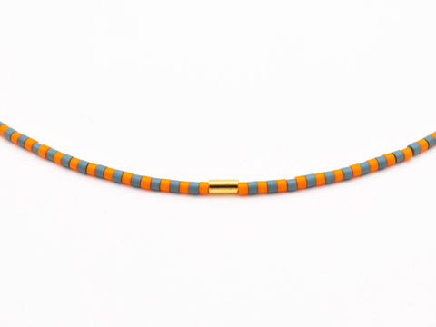Halskette mit grau orange Acrylperlen und 18k vergoldeter Zwischenperle – Minimalistisch Perlenschmuck, Handmade von eilenna