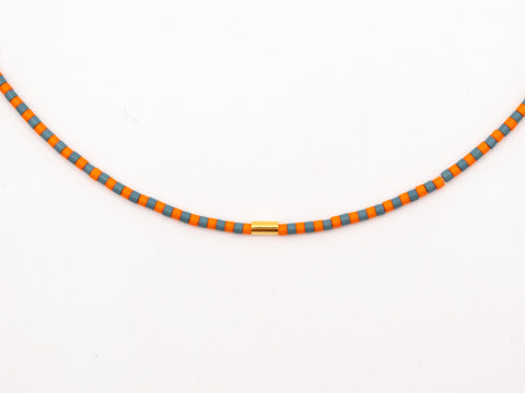 Halskette mit grau orange Acrylperlen und 18k vergoldeter Zwischenperle – Minimalistisch Perlenschmuck, Handmade von eilenna