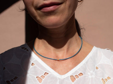 Halskette mit mintgrün blau Acrylperlen und 18k vergoldeter Zwischenperle – Minimalistisch Perlenschmuck, Handmade von eilenna