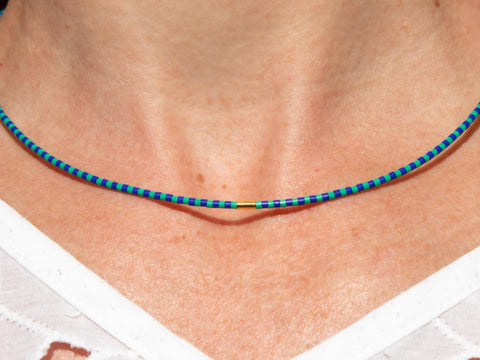 Halskette mit mintgrün blau Acrylperlen und 18k vergoldeter Zwischenperle – Minimalistisch Perlenschmuck, Handmade von eilenna