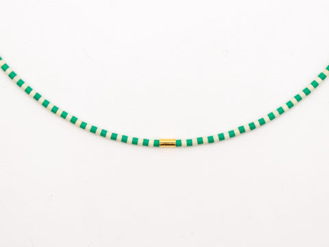 Halskette mit mintgrün cremeweiß Acrylperlen und 18k vergoldeter Zwischenperle – Minimalistisch Perlenschmuck, Handmade von eilenna