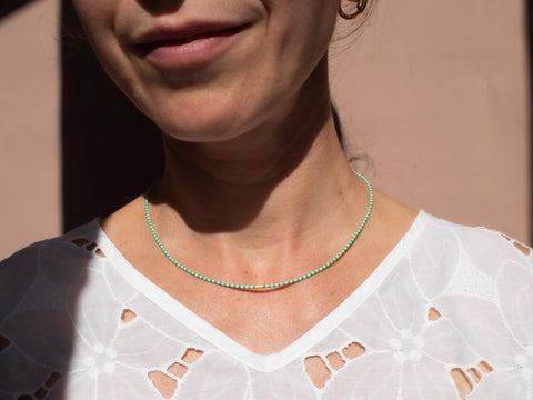 Halskette mit mintgrün cremeweiß Acrylperlen und 18k vergoldeter Zwischenperle – Minimalistisch Perlenschmuck, Handmade von eilenna