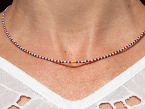 Halskette mit lila braunen Acrylperlen und 18k vergoldeter Zwischenperle – Minimalistisch Perlenschmuck, Handmade von eilenna