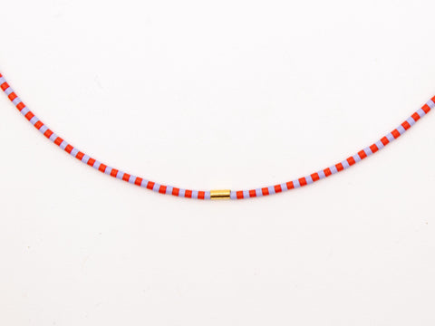 Halskette mit rot lila Acrylperlen und 18k vergoldeter Zwischenperle – Minimalistisch Perlenschmuck, Handmade von eilenna