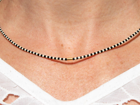 Halskette mit schwarz weißen Acrylperlen und 18k vergoldeter Zwischenperle – Minimalistisch Perlenschmuck, Handmade von eilenna