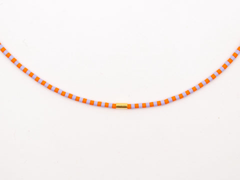 Halskette mit orange lila Acrylperlen und 18k vergoldeter Zwischenperle – Minimalistisch Perlenschmuck, Handmade von eilenna