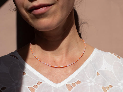 Halskette mit orange lila Acrylperlen und 18k vergoldeter Zwischenperle – Minimalistisch Perlenschmuck, Handmade von eilenna