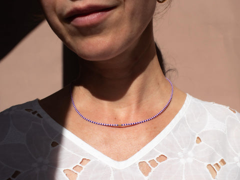 Halskette mit rosa blau Acrylperlen und 18k vergoldeter Zwischenperle – Minimalistisch Perlenschmuck, Handmade von eilenna