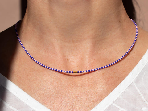 Halskette mit rosa blau Acrylperlen und 18k vergoldeter Zwischenperle – Minimalistisch Perlenschmuck, Handmade von eilenna