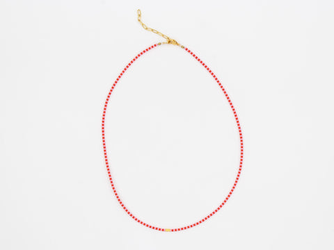 Halskette mit rosa rot Acrylperlen und 18k vergoldeter Zwischenperle – Minimalistisch Perlenschmuck, Handmade von eilenna