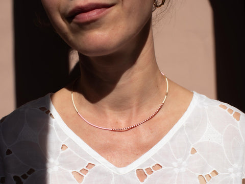 Halskette mit rosa cremeweiß braunen Acrylperlen und 18k vergoldeten Perlen – Minimalistisch Perlenschmuck, Handmade von eilenna