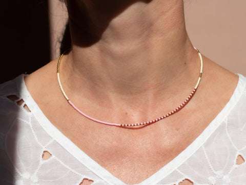 Halskette mit rosa cremeweiß braunen Acrylperlen und 18k vergoldeten Perlen – Minimalistisch Perlenschmuck, Handmade von eilenna
