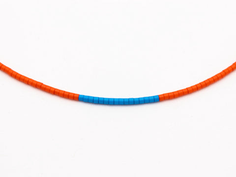 Halskette mit rot blau Acrylperlen – Minimalistisch Perlenschmuck, Handmade von eilenna