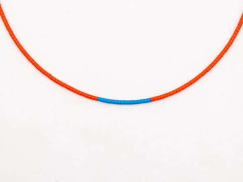 Halskette mit rot blau Acrylperlen – Minimalistisch Perlenschmuck, Handmade von eilenna