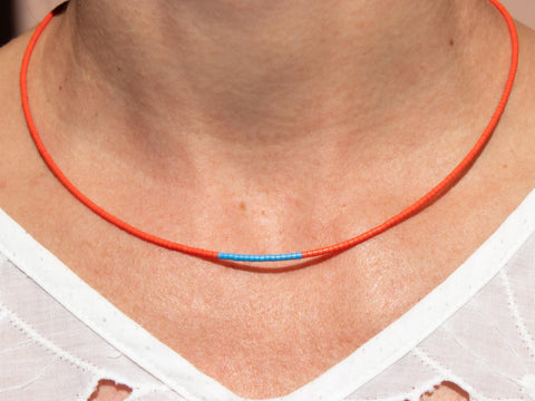 Halskette mit rot blau Acrylperlen – Minimalistisch Perlenschmuck, Handmade von eilenna