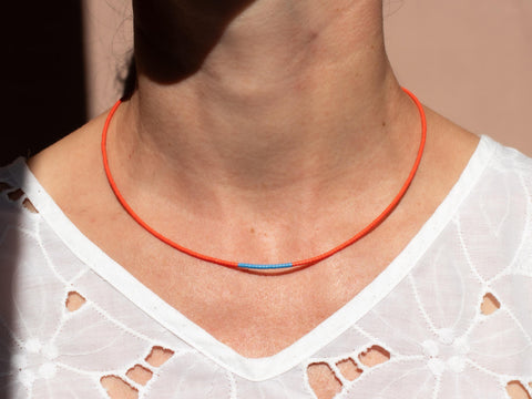 Halskette mit rot blau Acrylperlen – Minimalistisch Perlenschmuck, Handmade von eilenna