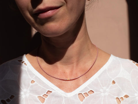 Halskette mit rosa braun Acrylperlen und 18k vergoldeter Zwischenperle – Minimalistisch Perlenschmuck, Handmade von eilenna