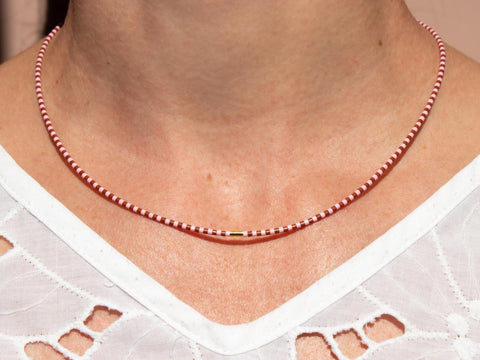 Halskette mit rosa braun Acrylperlen und 18k vergoldeter Zwischenperle – Minimalistisch Perlenschmuck, Handmade von eilenna